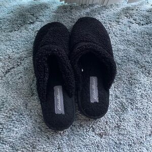black slippers. size - 7/8